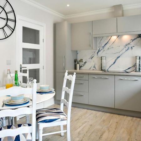 Pass The Keys Newly Refurbished Modern Bungalow - Pets Welcome Swansea Exterior foto